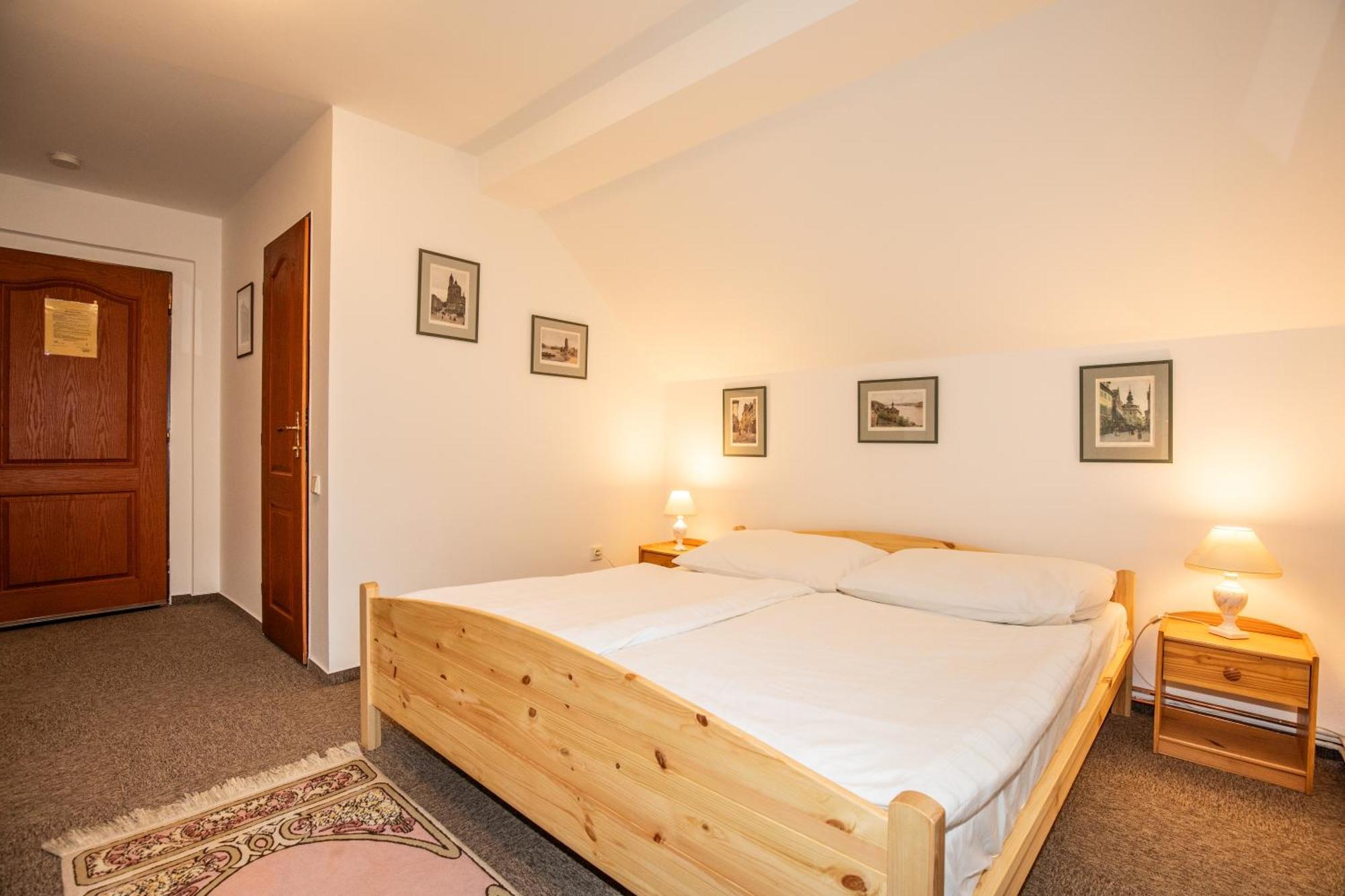 Resort U Jelena Křivoklát Kamer foto