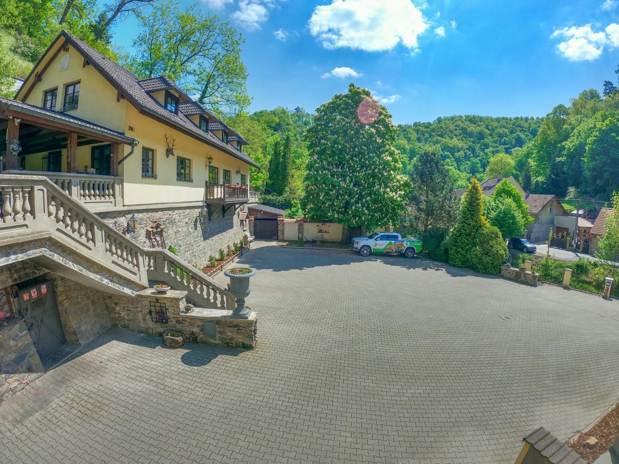 Resort U Jelena Křivoklát Buitenkant foto
