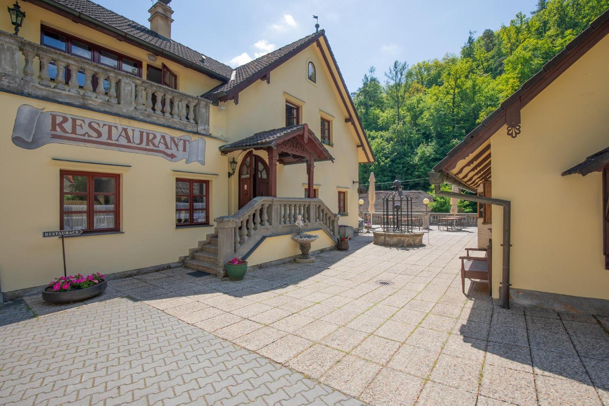 Resort U Jelena Křivoklát Buitenkant foto